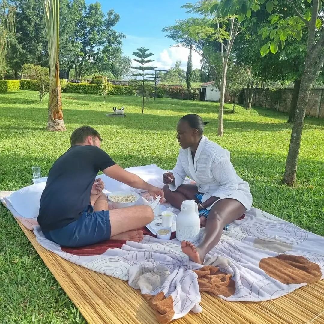 Akothee and her mzungu lover enjoying picnic together.